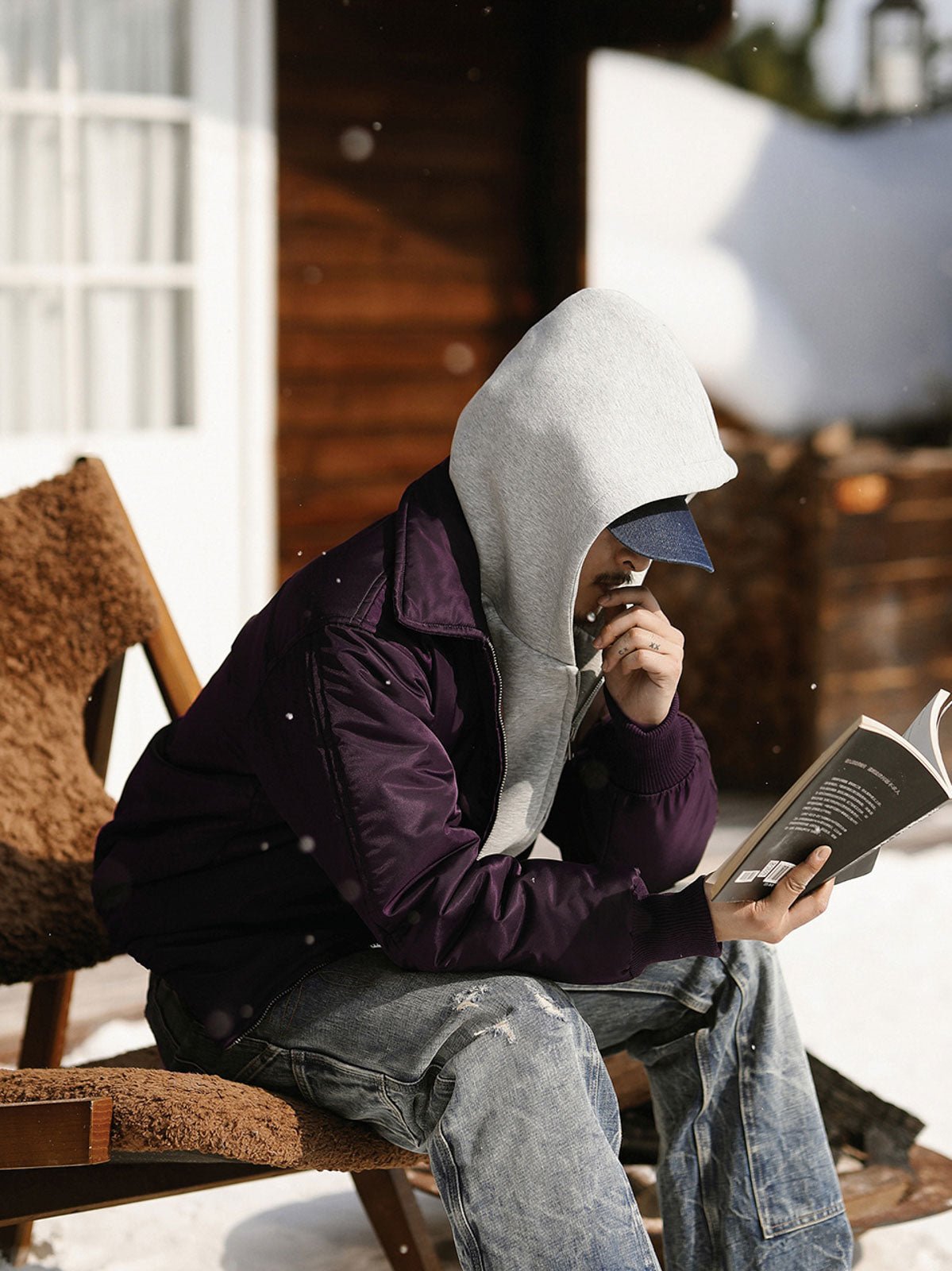 詳細画像: ピークドラペルと立体的なシルエットのディテール展示
モデル画像: フライトジャケットを着用したスタイリング例