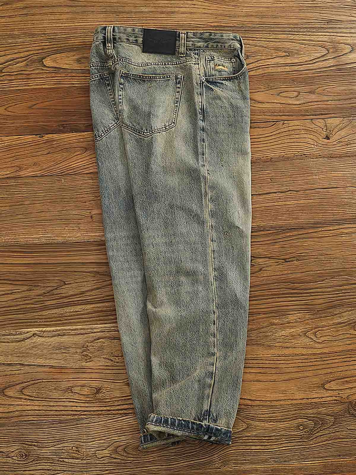 製品画像:レトロなルーズフィットのウォッシュドサンドカラーデニムパンツ
詳細画像:クラシックなサンドカラーデニムのディテール展示