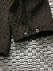 ポロカラー、ジャカード生地、調節可能な袖口のディテール画像