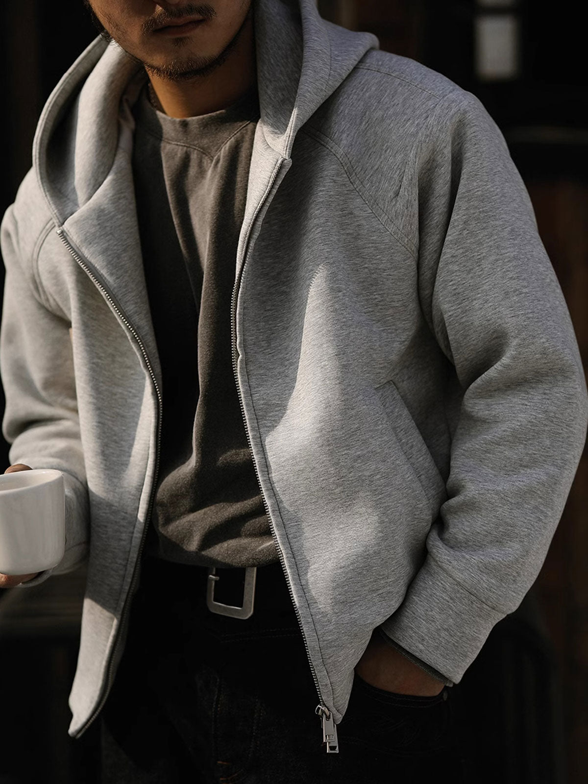 詳細画像: ダブルジップメタルファスナーと三角カットデザインのディテール展示
モデル画像: エアレイヤーパーカを着用したカジュアルなスタイリング例