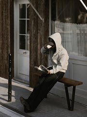 詳細画像: ダブルジップメタルファスナーと三角カットデザインのディテール展示
モデル画像: エアレイヤーパーカを着用したカジュアルなスタイリング例