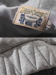 製品画像: グレーのエアレイヤースタイルカットフード付きパーカの正面展示
詳細画像: ダブルジップメタルファスナーと三角カットデザインのディテール展示