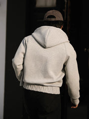 詳細画像: ダブルジップメタルファスナーと三角カットデザインのディテール展示
モデル画像: エアレイヤーパーカを着用したカジュアルなスタイリング例