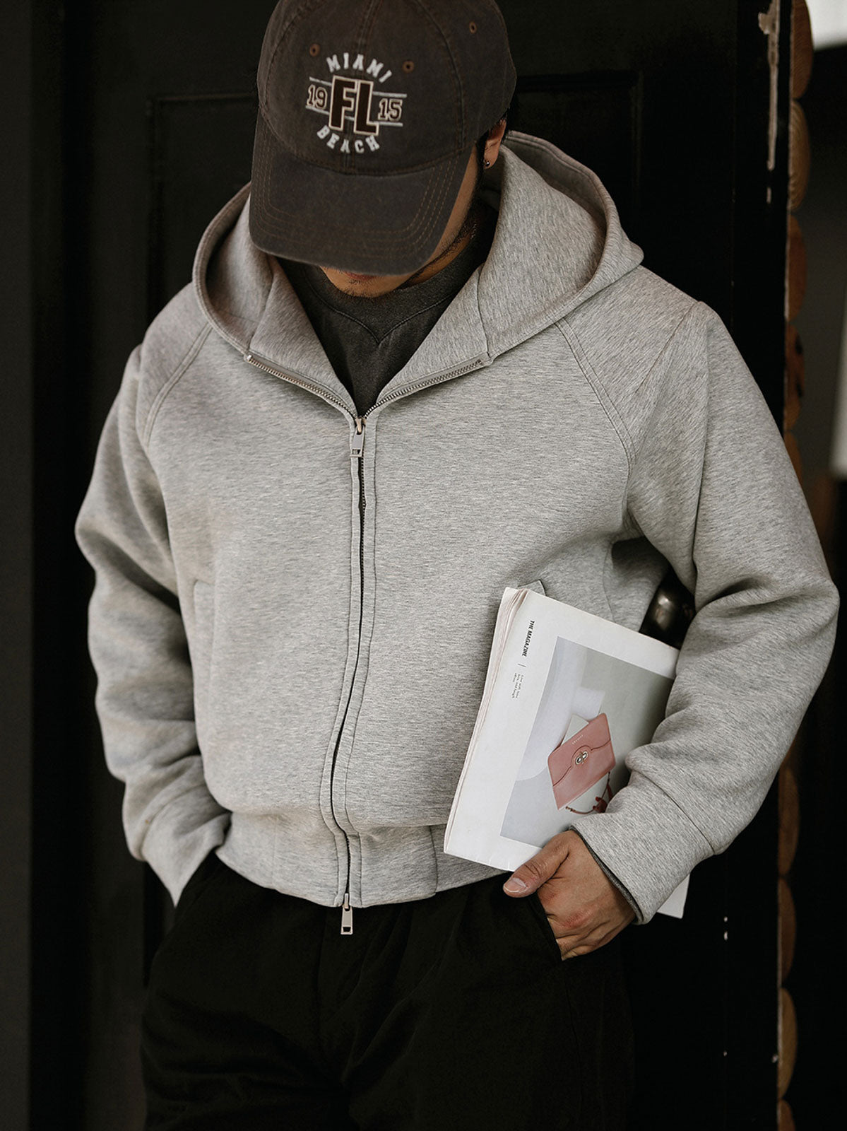 詳細画像: ダブルジップメタルファスナーと三角カットデザインのディテール展示
モデル画像: エアレイヤーパーカを着用したカジュアルなスタイリング例