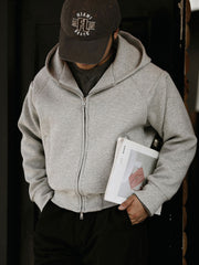 詳細画像: ダブルジップメタルファスナーと三角カットデザインのディテール展示
モデル画像: エアレイヤーパーカを着用したカジュアルなスタイリング例