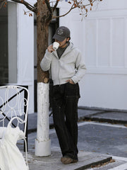 詳細画像: ダブルジップメタルファスナーと三角カットデザインのディテール展示
モデル画像: エアレイヤーパーカを着用したカジュアルなスタイリング例