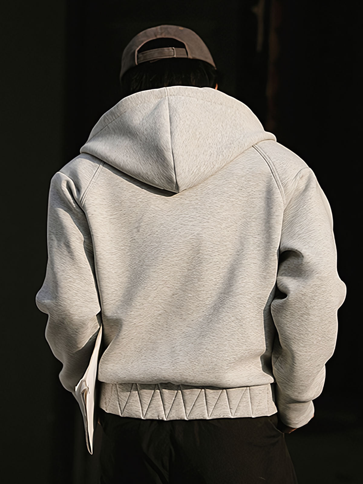 詳細画像: ダブルジップメタルファスナーと三角カットデザインのディテール展示
モデル画像: エアレイヤーパーカを着用したカジュアルなスタイリング例