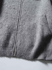 製品画像: ウール混紡フード付きニットカーディガンジャケットの正面画像
詳細画像: ニットのテクスチャーとジッパーのディテール