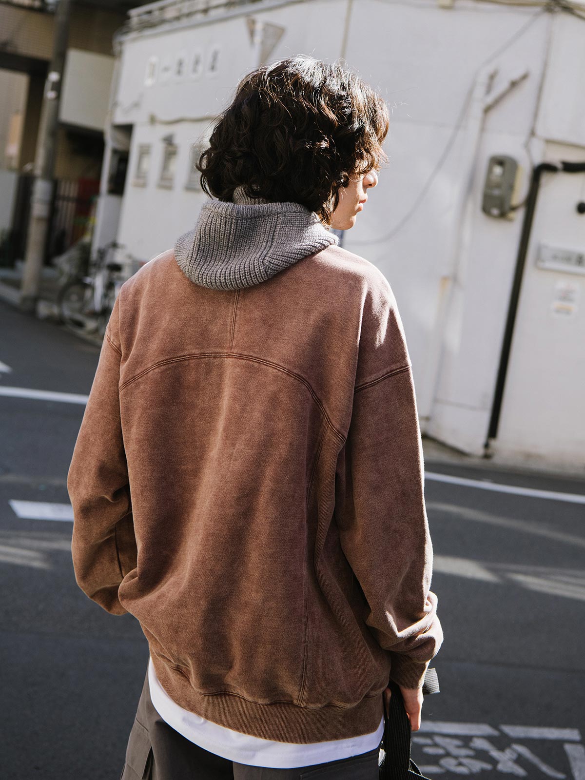 詳細画像: ウォッシュドフェード加工と切り替えラインのディテール表示
モデル画像: モデルが着用したヴィンテージ風400Gヘビーウェイトウォッシュドフェード配色クルーネックスウェットのスタイリング