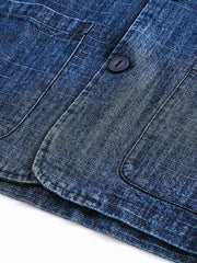 製品画像:クラシックレトロ風デニムジャケットの全体像、80%コットンと20%ポリエステルの混紡素材で構成
詳細画像:ヘリンボーン柄のディテールと大容量ポケットが特徴のレトロ風デニムジャケットの生地の質感