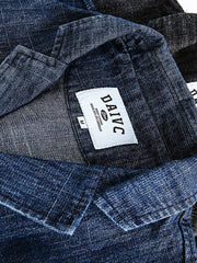 製品画像:クラシックレトロ風デニムジャケットの全体像、80%コットンと20%ポリエステルの混紡素材で構成
詳細画像:ヘリンボーン柄のディテールと大容量ポケットが特徴のレトロ風デニムジャケットの生地の質感