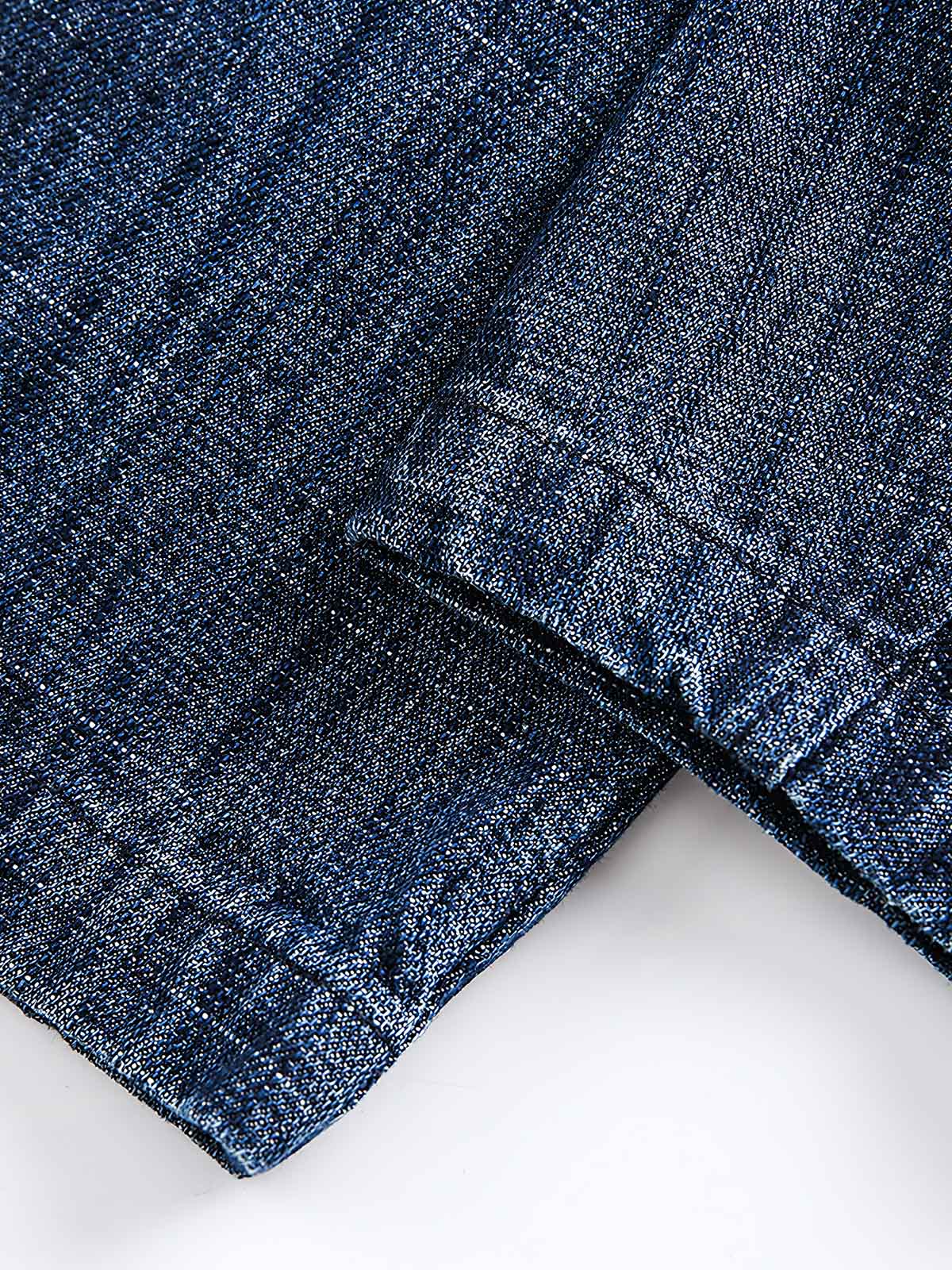 製品画像:クラシックレトロ風デニムジャケットの全体像、80%コットンと20%ポリエステルの混紡素材で構成
詳細画像:ヘリンボーン柄のディテールと大容量ポケットが特徴のレトロ風デニムジャケットの生地の質感