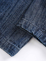 製品画像:クラシックレトロ風デニムジャケットの全体像、80%コットンと20%ポリエステルの混紡素材で構成
詳細画像:ヘリンボーン柄のディテールと大容量ポケットが特徴のレトロ風デニムジャケットの生地の質感