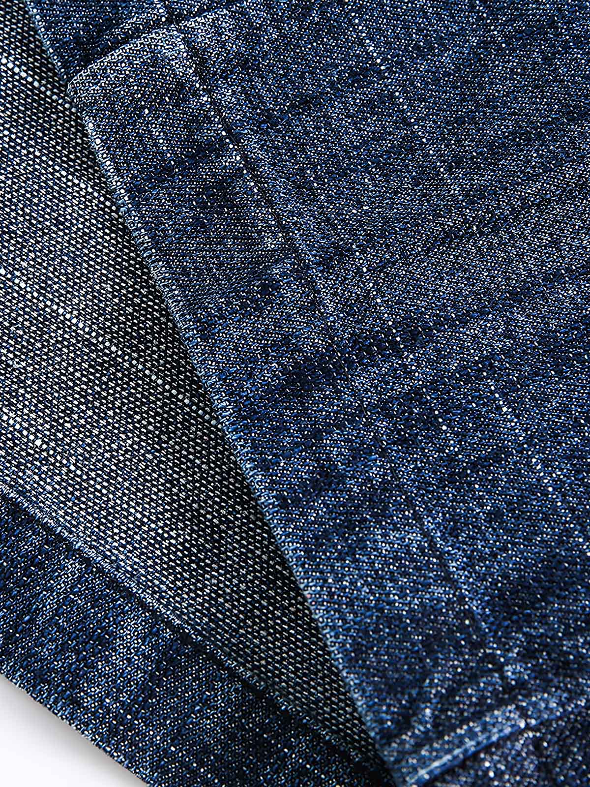 製品画像:クラシックレトロ風デニムジャケットの全体像、80%コットンと20%ポリエステルの混紡素材で構成
詳細画像:ヘリンボーン柄のディテールと大容量ポケットが特徴のレトロ風デニムジャケットの生地の質感