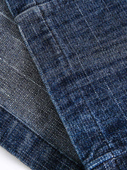 製品画像:クラシックレトロ風デニムジャケットの全体像、80%コットンと20%ポリエステルの混紡素材で構成
詳細画像:ヘリンボーン柄のディテールと大容量ポケットが特徴のレトロ風デニムジャケットの生地の質感