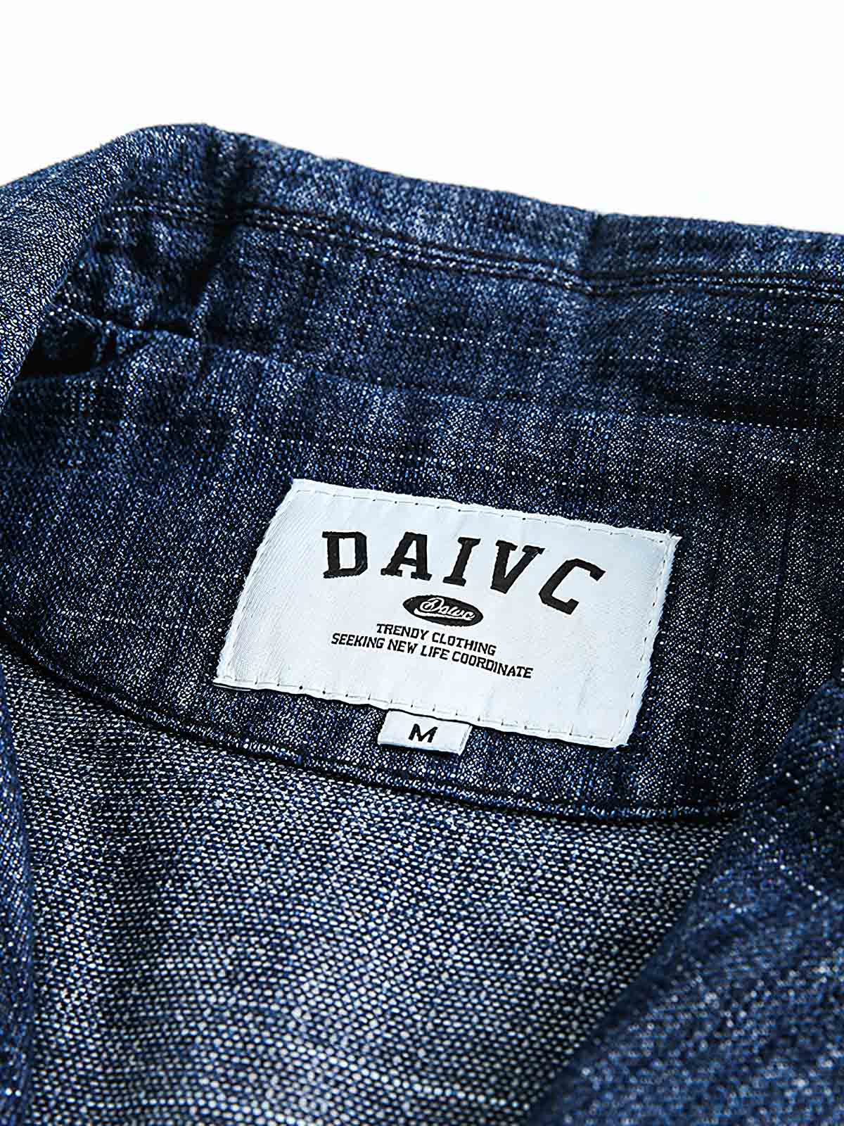 製品画像:クラシックレトロ風デニムジャケットの全体像、80%コットンと20%ポリエステルの混紡素材で構成
詳細画像:ヘリンボーン柄のディテールと大容量ポケットが特徴のレトロ風デニムジャケットの生地の質感