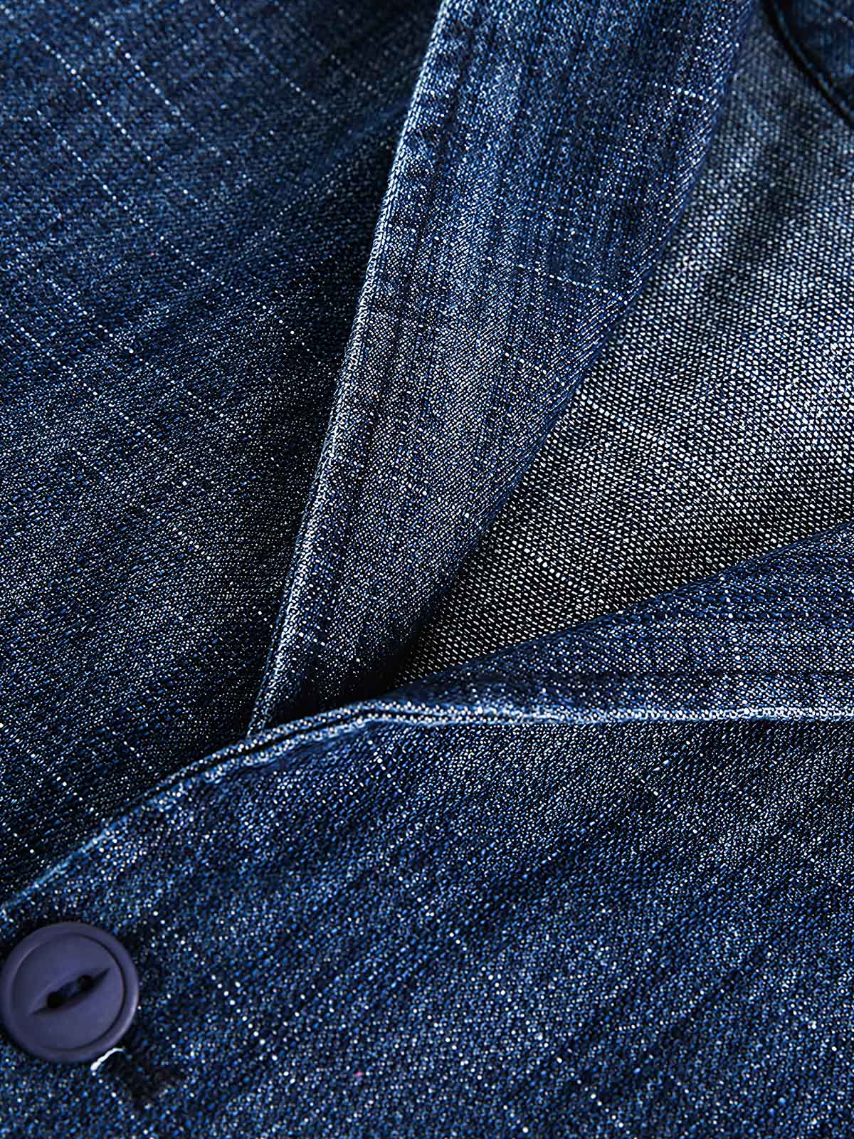 製品画像:クラシックレトロ風デニムジャケットの全体像、80%コットンと20%ポリエステルの混紡素材で構成
詳細画像:ヘリンボーン柄のディテールと大容量ポケットが特徴のレトロ風デニムジャケットの生地の質感