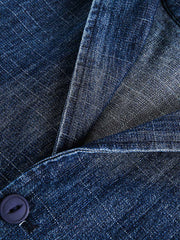 製品画像:クラシックレトロ風デニムジャケットの全体像、80%コットンと20%ポリエステルの混紡素材で構成
詳細画像:ヘリンボーン柄のディテールと大容量ポケットが特徴のレトロ風デニムジャケットの生地の質感