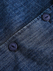 製品画像:クラシックレトロ風デニムジャケットの全体像、80%コットンと20%ポリエステルの混紡素材で構成
詳細画像:ヘリンボーン柄のディテールと大容量ポケットが特徴のレトロ風デニムジャケットの生地の質感