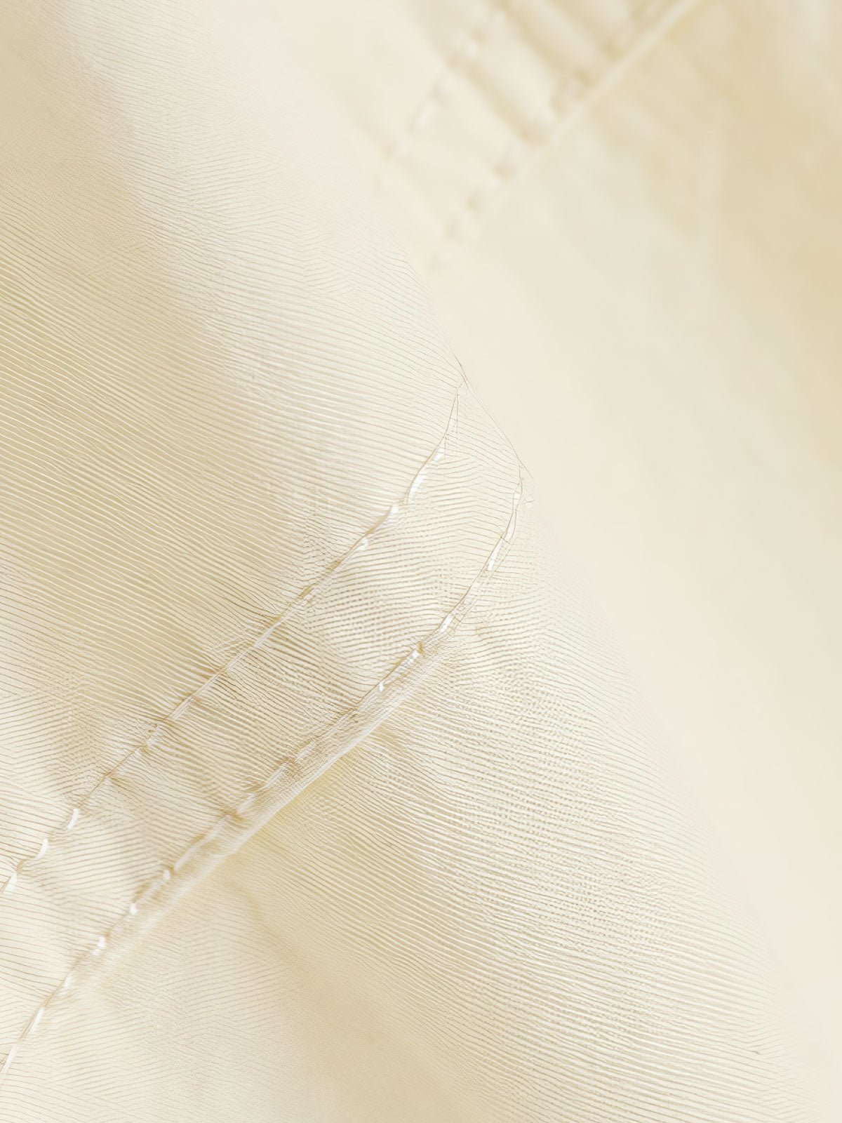 ワークパンツの多ポケットデザインと生地のディテール展示