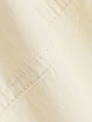 ワークパンツの多ポケットデザインと生地のディテール展示