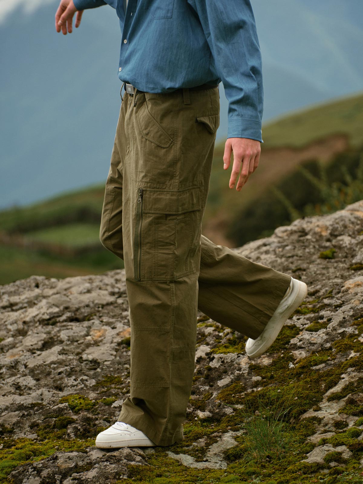 モデル着用のヴィンテージワークパンツの全体スタイリング