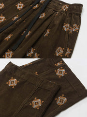 パンツのトーテム刺繍部分のクローズアップ。