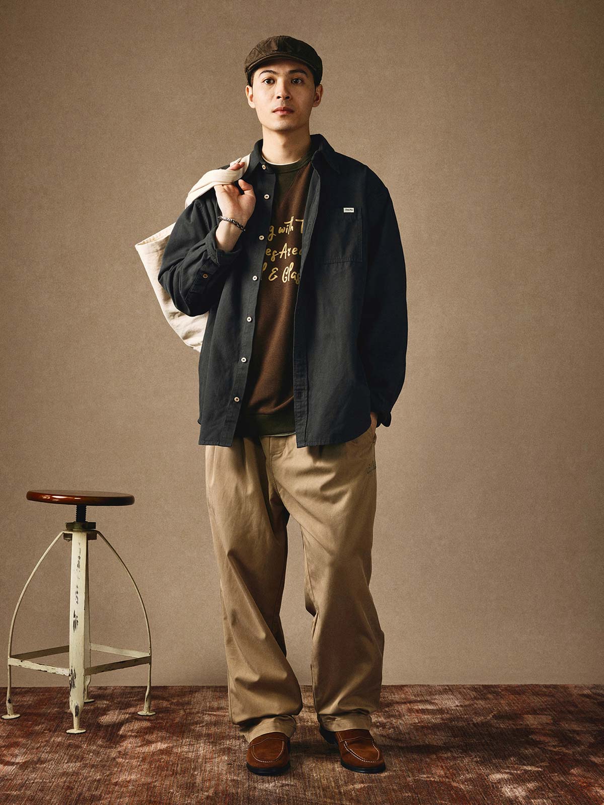 モデルが着用したウォッシュベーシック長袖ポケットシャツのスタイリング展示