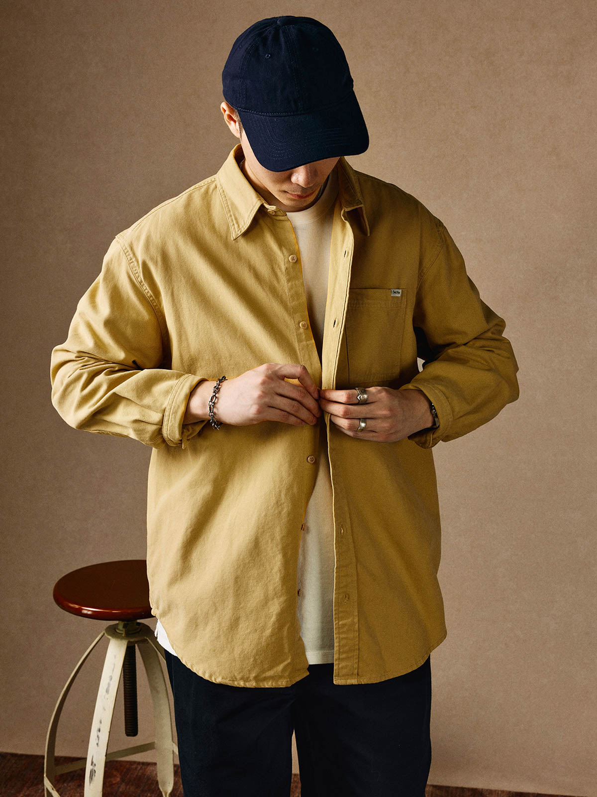 モデルが着用したウォッシュベーシック長袖ポケットシャツのスタイリング展示