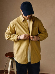 モデルが着用したウォッシュベーシック長袖ポケットシャツのスタイリング展示