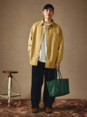 モデルが着用したウォッシュベーシック長袖ポケットシャツのスタイリング展示