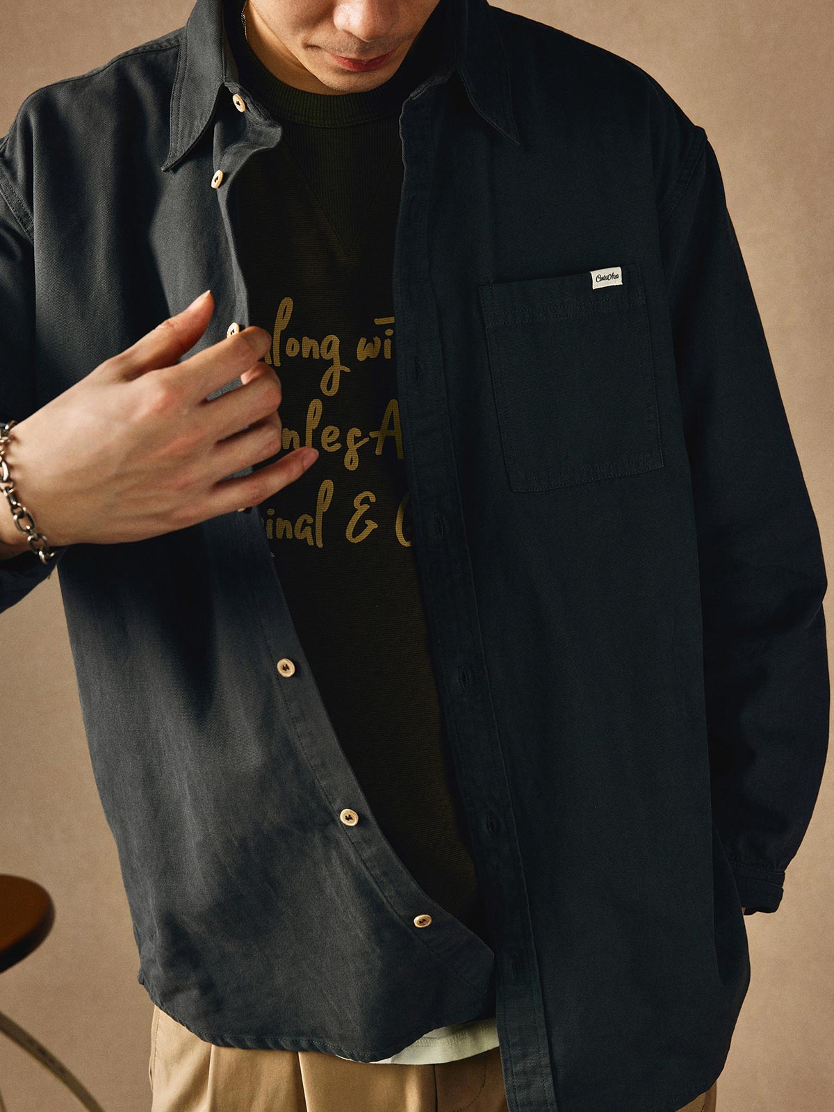 モデルが着用したウォッシュベーシック長袖ポケットシャツのスタイリング展示