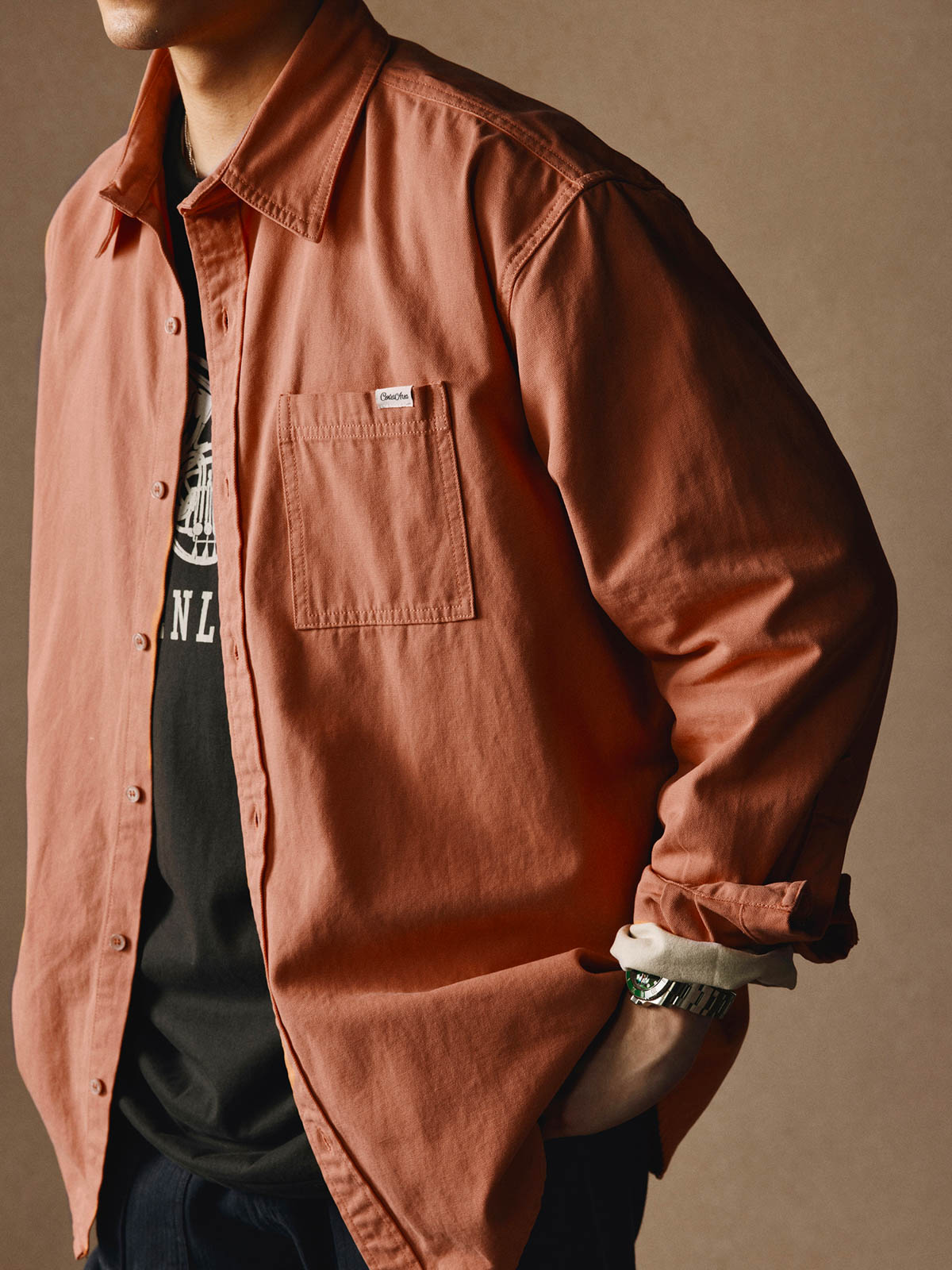 モデルが着用したウォッシュベーシック長袖ポケットシャツのスタイリング展示