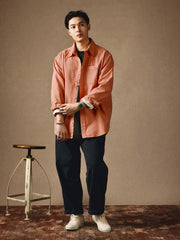 モデルが着用したウォッシュベーシック長袖ポケットシャツのスタイリング展示