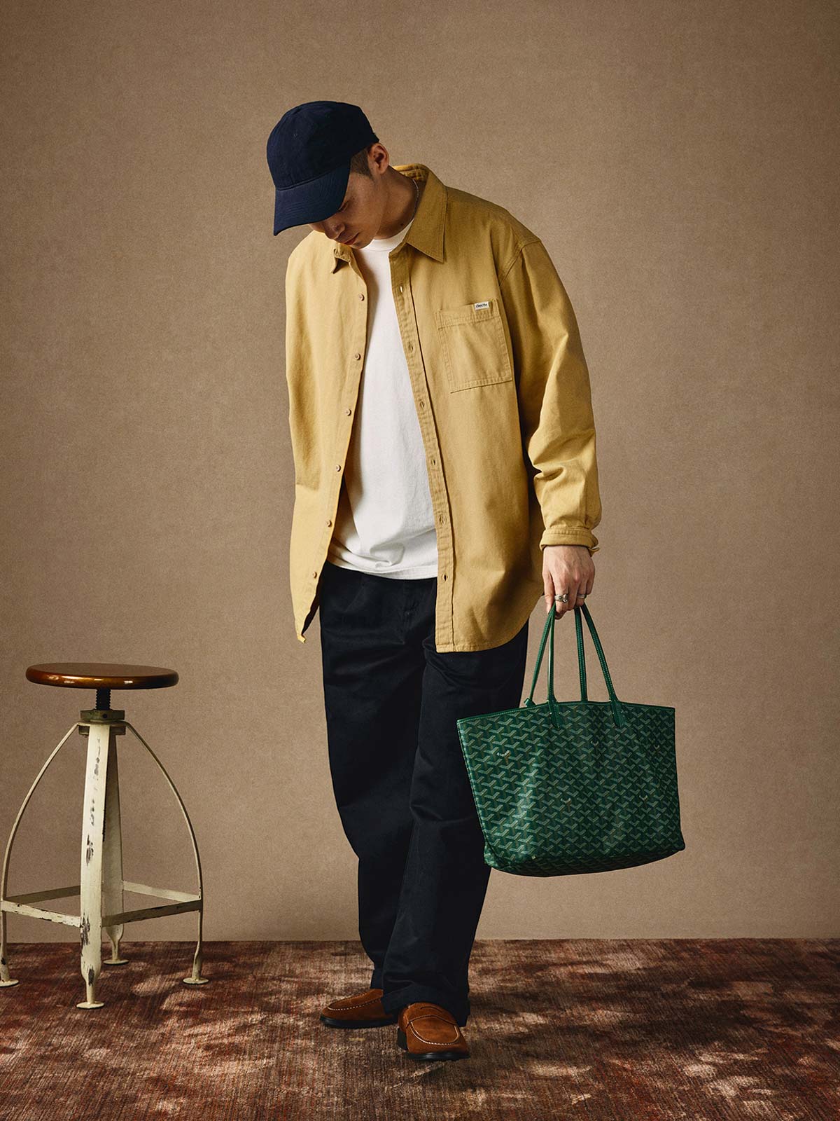 モデルが着用したウォッシュベーシック長袖ポケットシャツのスタイリング展示