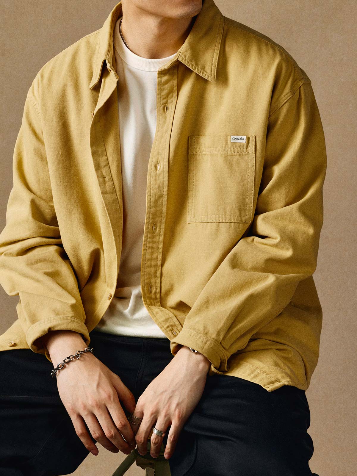 モデルが着用したウォッシュベーシック長袖ポケットシャツのスタイリング展示