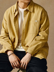 モデルが着用したウォッシュベーシック長袖ポケットシャツのスタイリング展示