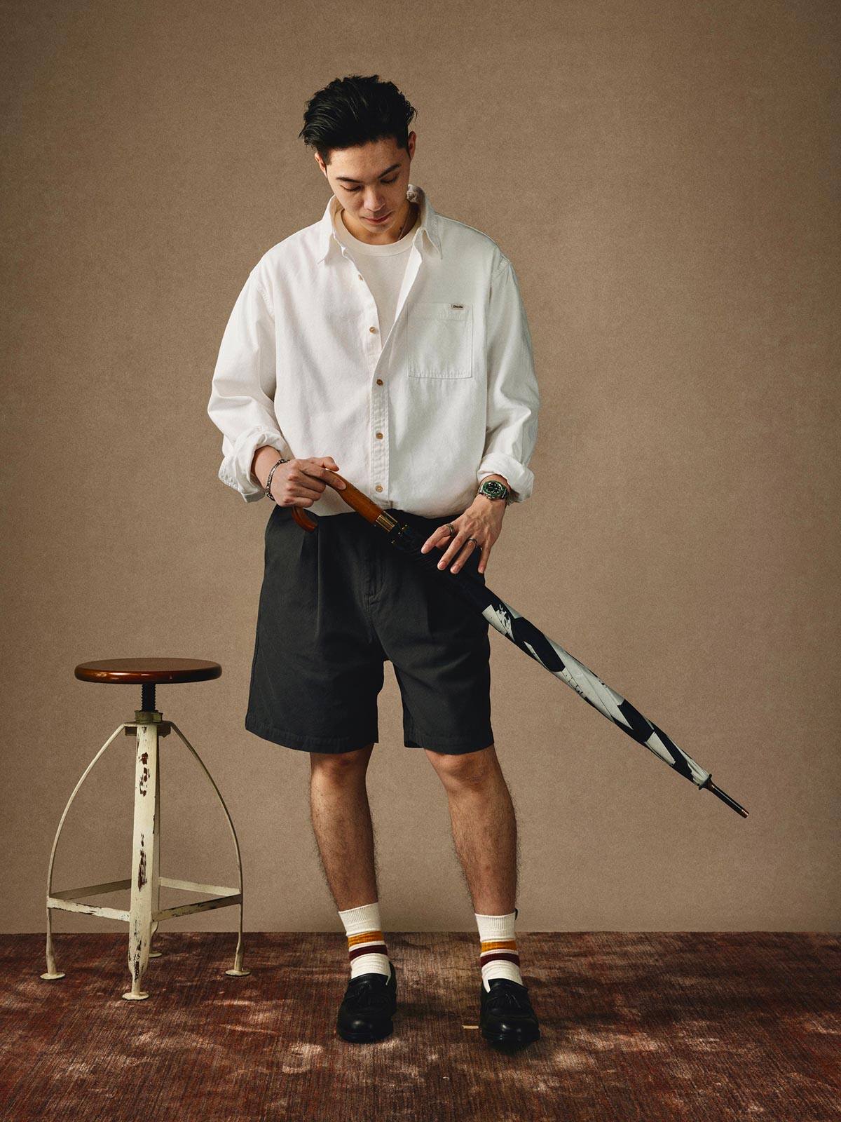 モデルが着用したウォッシュベーシック長袖ポケットシャツのスタイリング展示