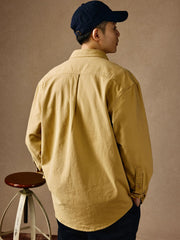 モデルが着用したウォッシュベーシック長袖ポケットシャツのスタイリング展示