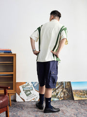 モデルが草緑とオフホワイトの組み合わ