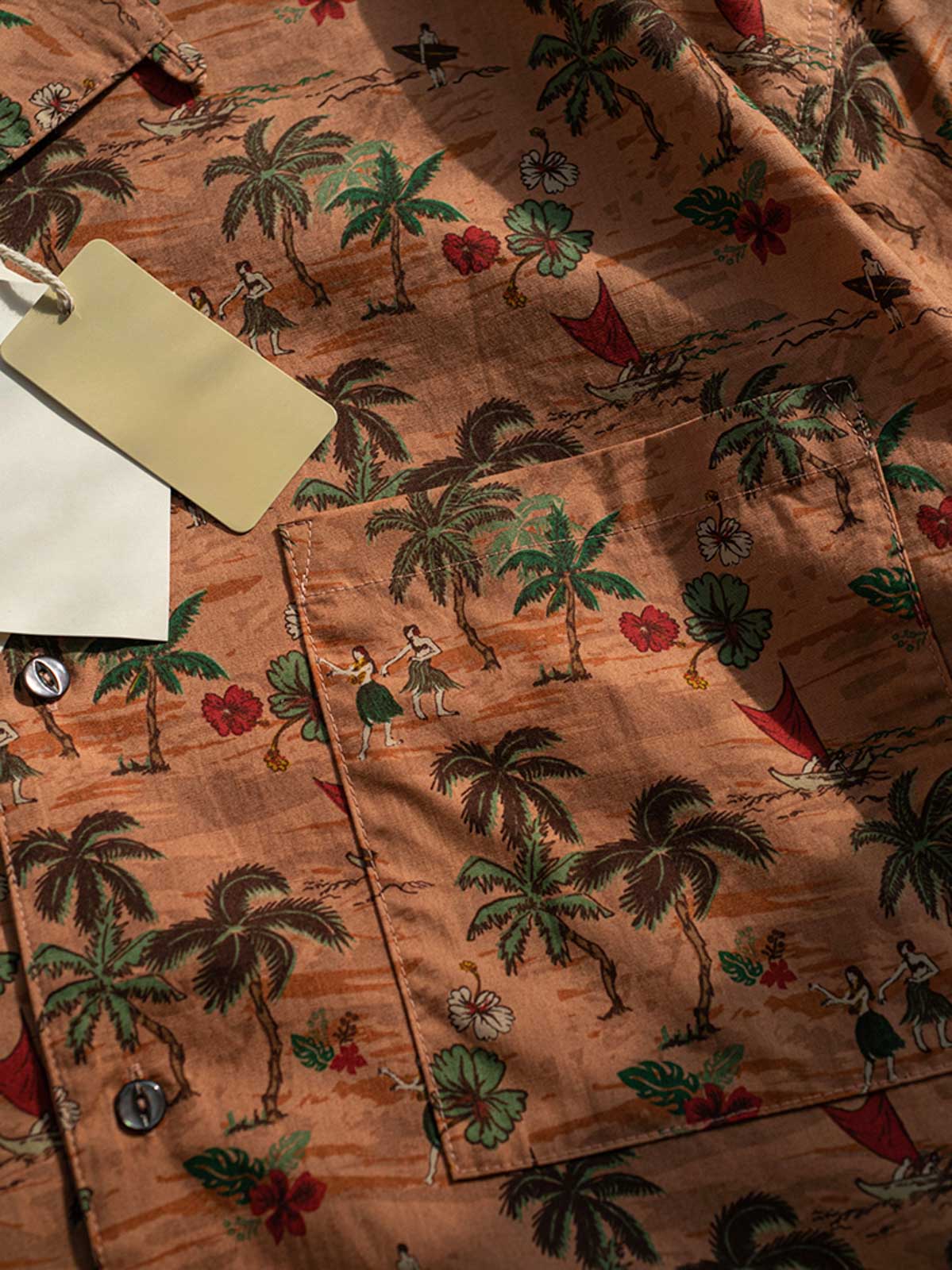 シャツの高密度コットン生地とボタンのディテール。