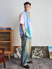 モデルがカラーブロック・ポイントカラー・シャツを着用したコーディネートスタイルを展示しています。