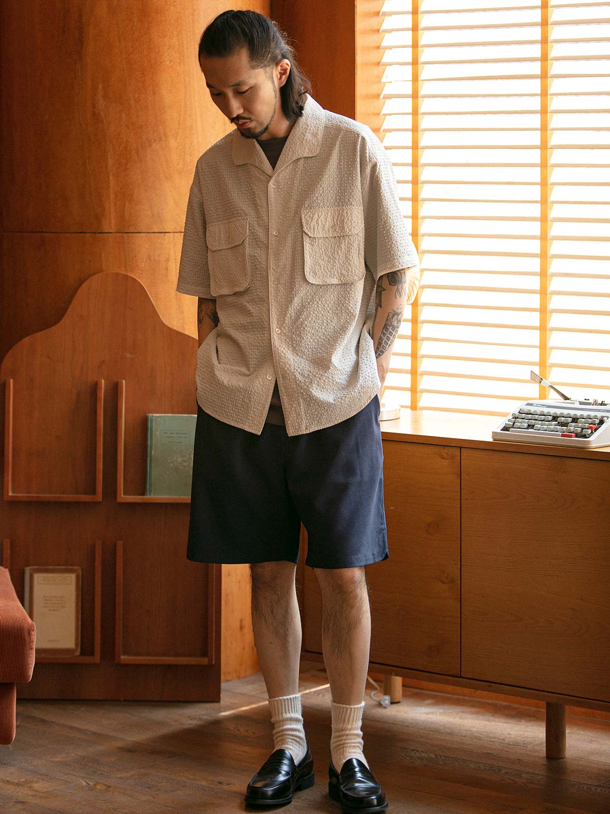 モデルが着用しているシアサッカー半袖シャツの展示画像