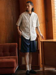 モデルが着用するゴムウエストツープリーツスラックスショーツ