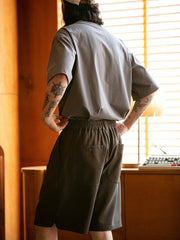 モデルが着用するゴムウエストツープリーツスラックスショーツ