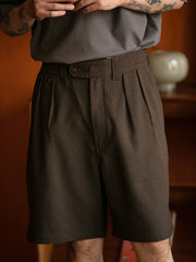 モデルが着用するゴムウエストツープリーツスラックスショーツ