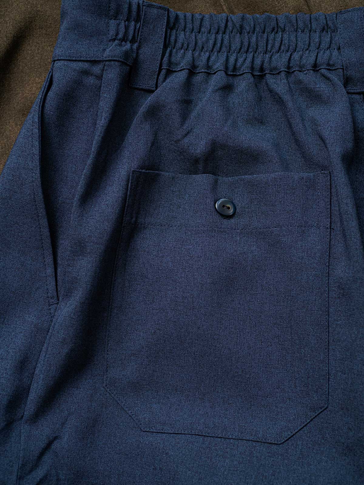 ショーツのリネン風節のある質感とボタンのディテール