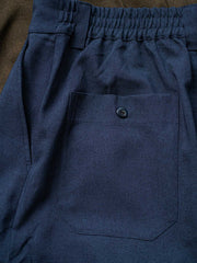 ショーツのリネン風節のある質感とボタンのディテール