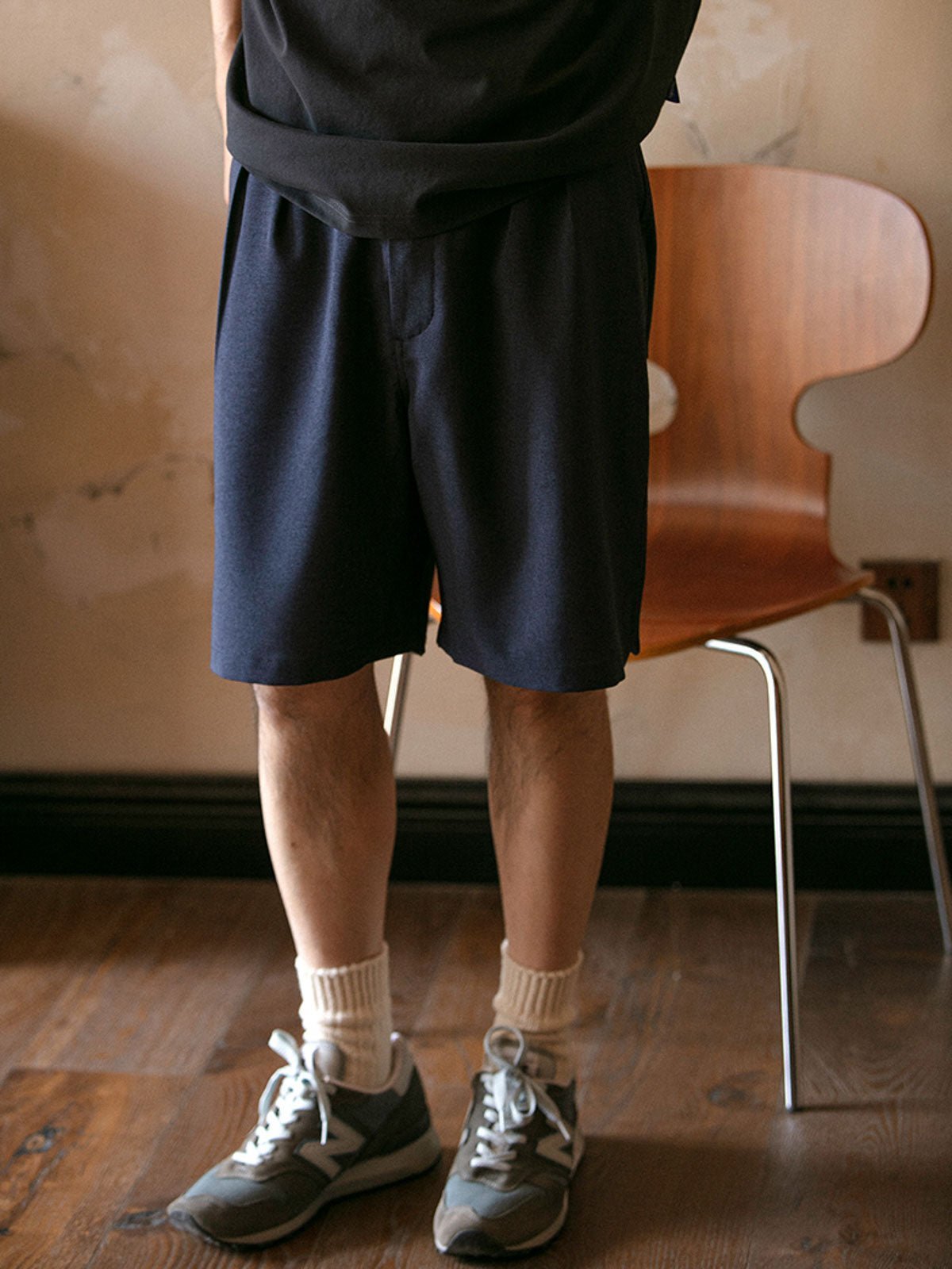 モデルが着用するゴムウエストツープリーツスラックスショーツ