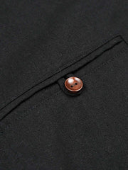 キューバカラー短袖シャツの繊細なポケットデザインと胸元のプリント部分のクローズアップ。実用性と洗練されたスタイルが見て取れる。